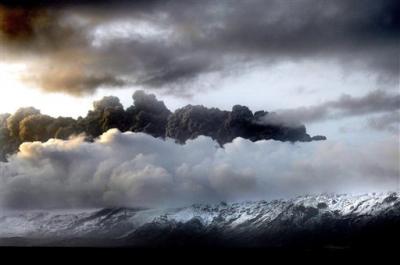 Volcán islandés en erupción